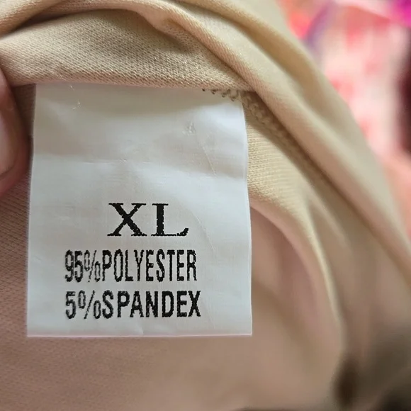 Elegant Lace Wedding Dress in Cream - Picture 4 of 9